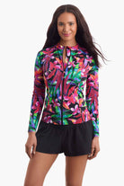 Woman wearing a multicolored sun shirt with a floral pattern